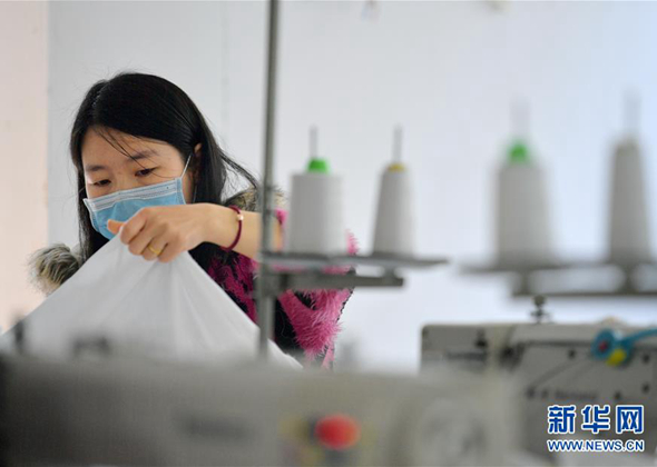 'Micro Factory' in Resettlement Site in C China's Hubei R